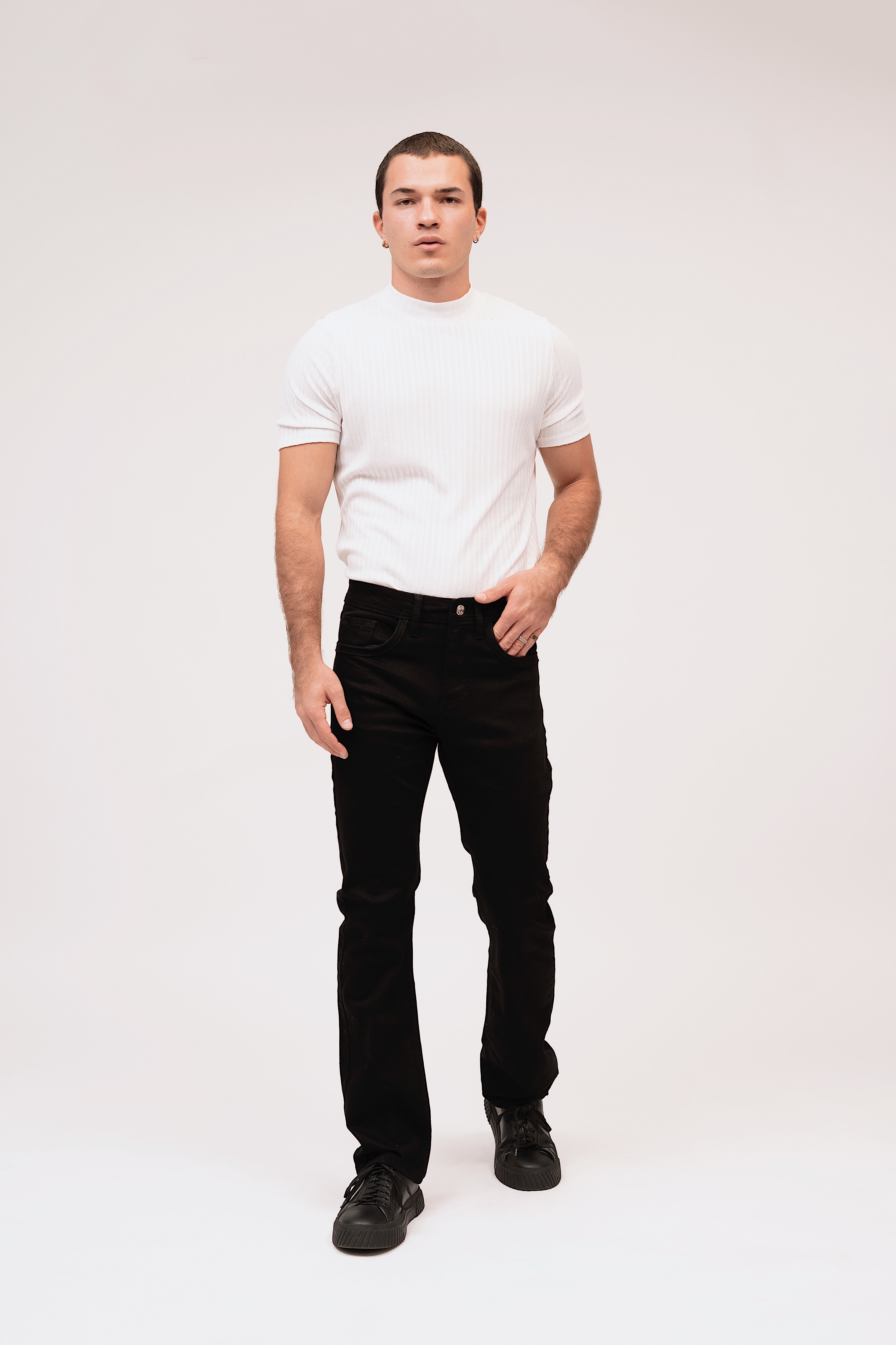 JEANS RECTO COSTURAS VIVOS NEGRO 8030