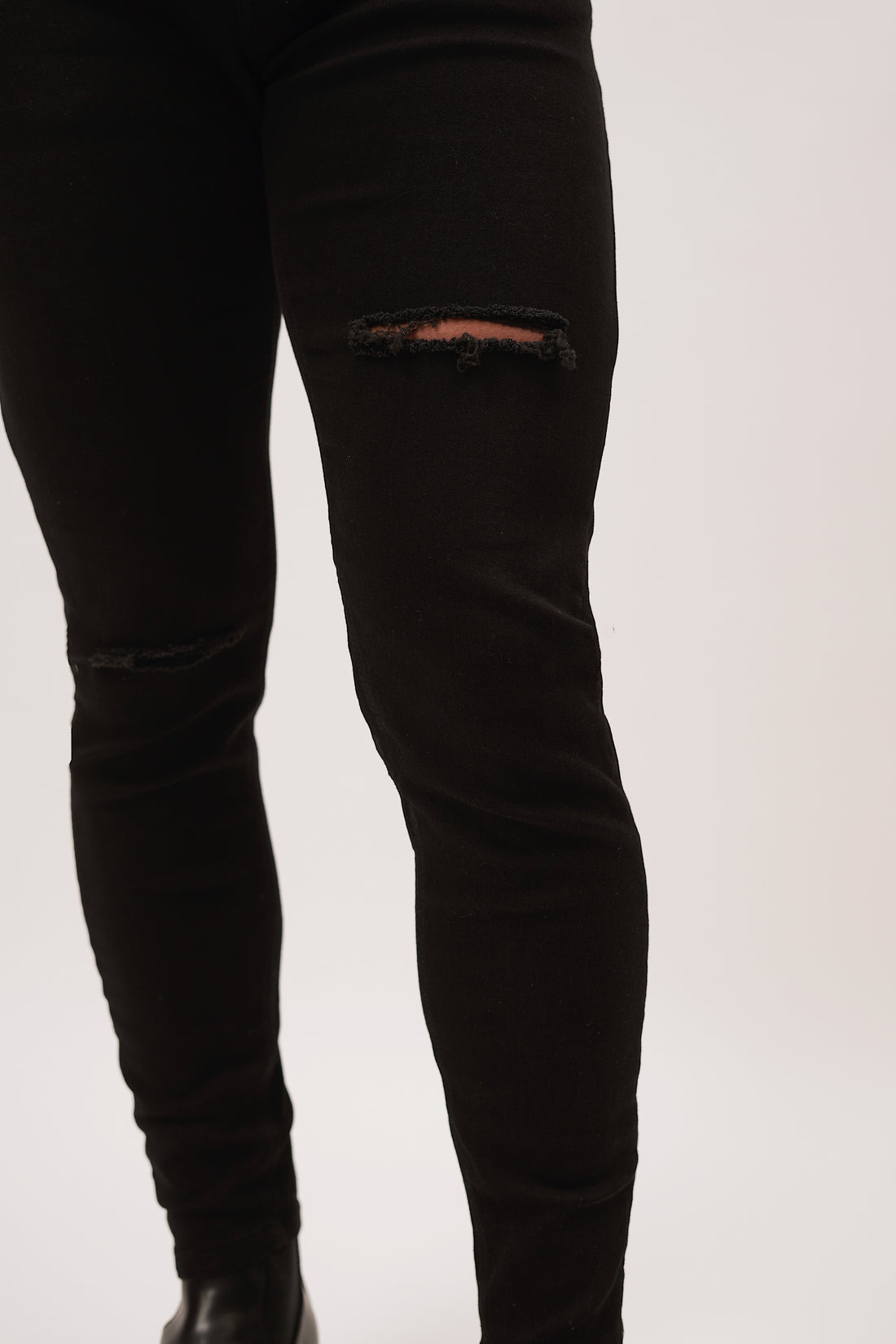 JEANS SKINNY NEGRO ROTO 8049